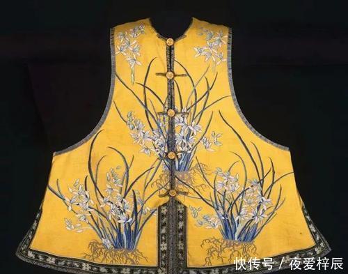  「卫衣」“卫衣”已经过时了，现流行的是“针织背心”，时髦显嫩很优雅