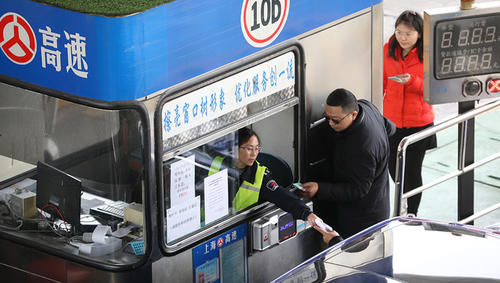  [人工车道]全国高速公路切换新系统首日：ETC收费车道通畅，人工