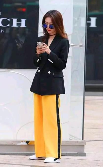 『小姐姐』街拍:气质高雅的美女,一条白色连衣裙,时尚优雅美丽大方