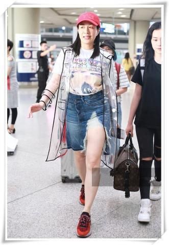 钟丽缇刘诗诗都98斤，同穿牛仔短裤，网友：这差距太尴尬