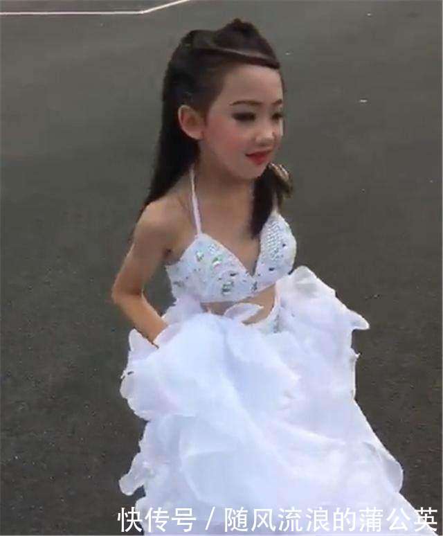 女子结婚,主动让化妆师给小侄女化妆,随后女子却不乐意了