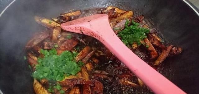  「商贩」再遇销路难，未见商贩来收，越长越没分量，农民只能全挖回家