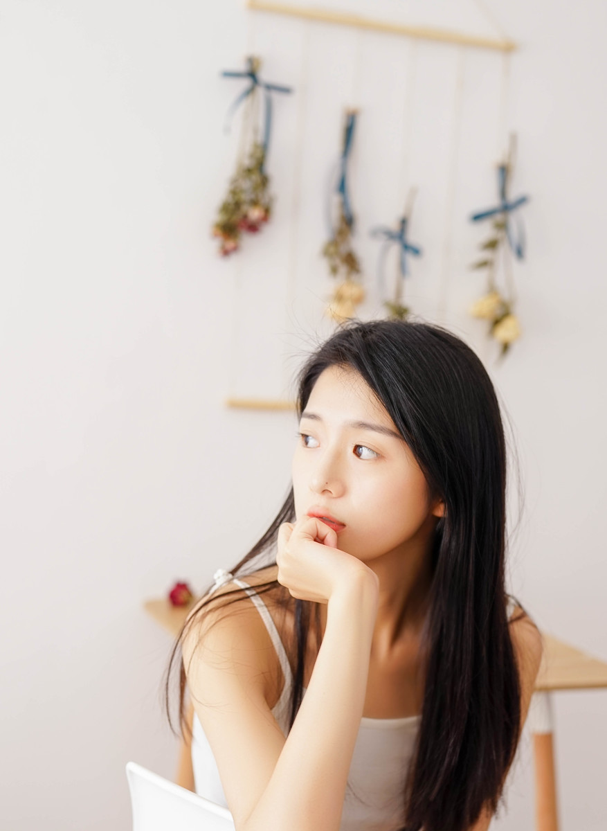 清纯女孩白色吊带衫私房写真