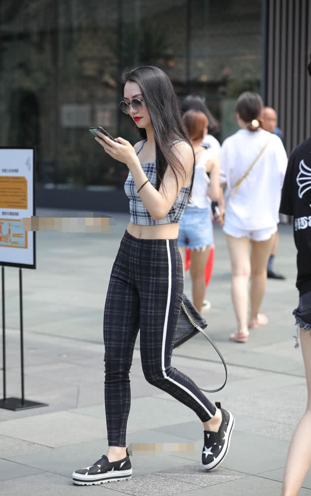 红唇御姐露脐背心秀盈盈一握的蛮腰,走路左摇右摆的姿态很有女人