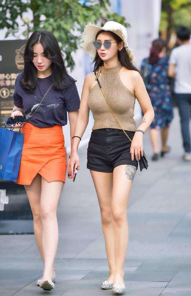 素人街拍: 有这样的身材和穿搭, 让你男友天天都看不腻