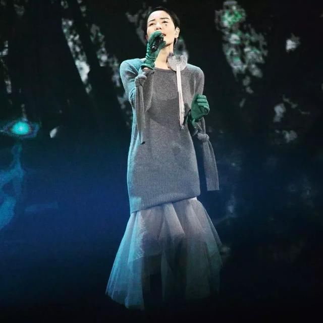 在穿衣服这件事上，王菲永远也不会过气