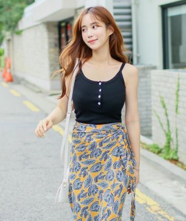 这女人简直六的一批!衣服都不好好穿，但却迷人美到骨子里