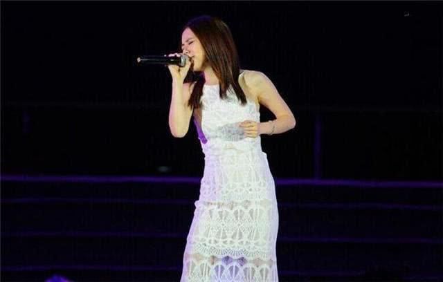 邓紫棋腿粗屁股大，但穿衣上也不是一点办法也没有!