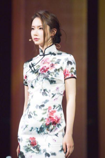 男人为啥不喜欢太瘦的女生？看到同穿旗袍的张馨予和戚薇，秒懂！