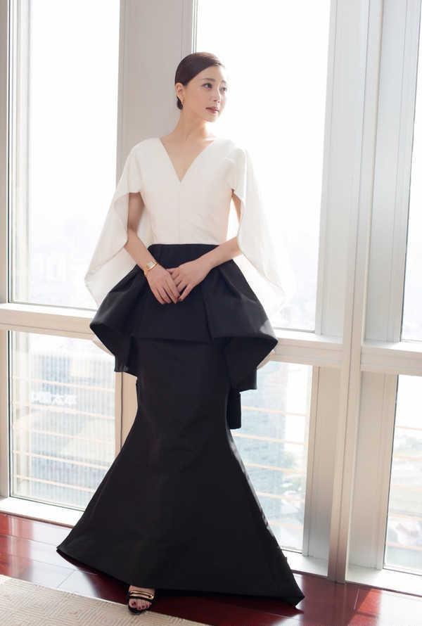 39岁殷桃果然不服老, 穿短裙秀身材, 这双腿让18岁少女都看“懵”