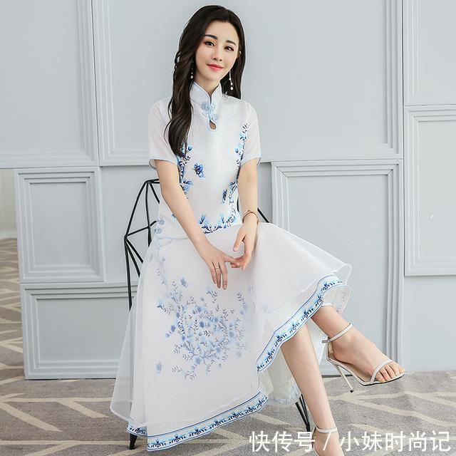  复古印花：茶女穿这么古韵幽幽的旗袍，会更显安静优雅哦