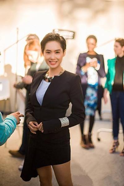 46岁朱茵现身活动，仙女裙美出天际，网友直呼：紫霞仙子回来了