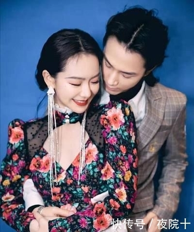 「 白鞋」穿大妈印花连衣裙配小白鞋,一尺长耳环太吸睛!,被戚薇惊艳了