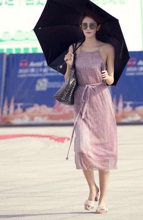 街拍：小美女淡紫色抹胸上衣小短裤出街，皮肤白嫩美腿诱人！