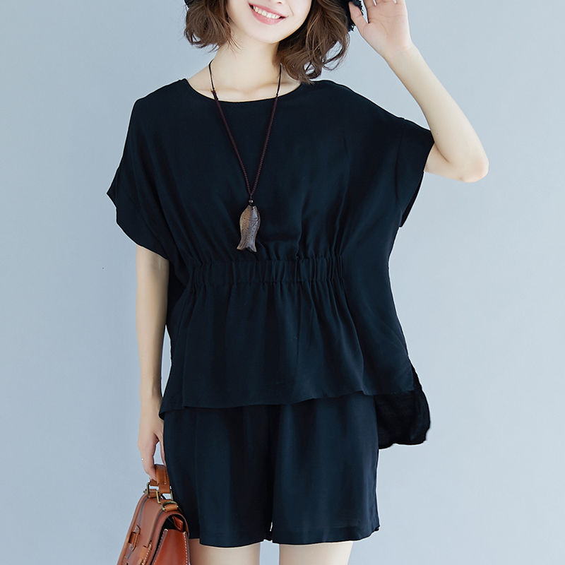 别傻傻T恤配牛仔?又丑又土!今年流行棉麻衫+短裤，轻便还美丽