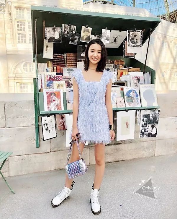 我们在巴黎大皇宫变的书报亭里问了周迅和刘雯一些小秘密……