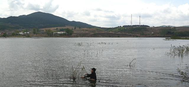 兰湖:母亲节延吉海兰湖垂钓,斤鲫拽走鱼竿很嚣张