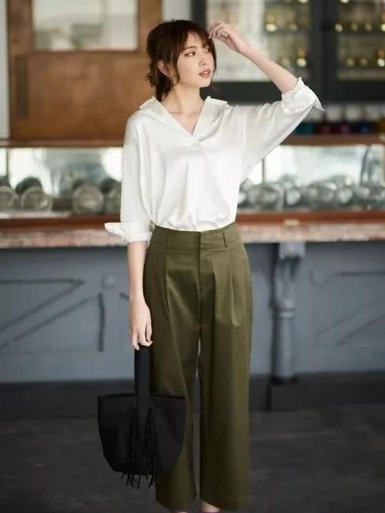  #女士#上身微胖的女士，记牢衣服裤子“6不穿”的方法，要不然显矮还没有气场