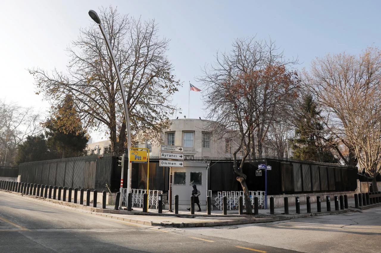 美国大使馆遭枪击 有人从车内向使馆开数枪 没有造成人员伤亡