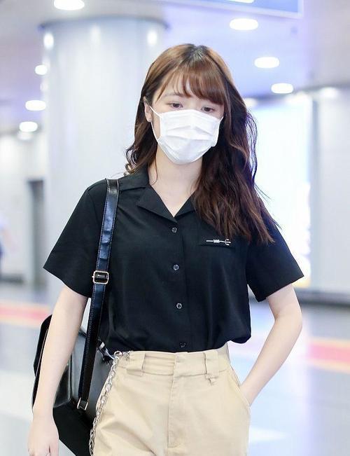 长江七号的徐娇长大了，素颜现身机场，毫无朝气！