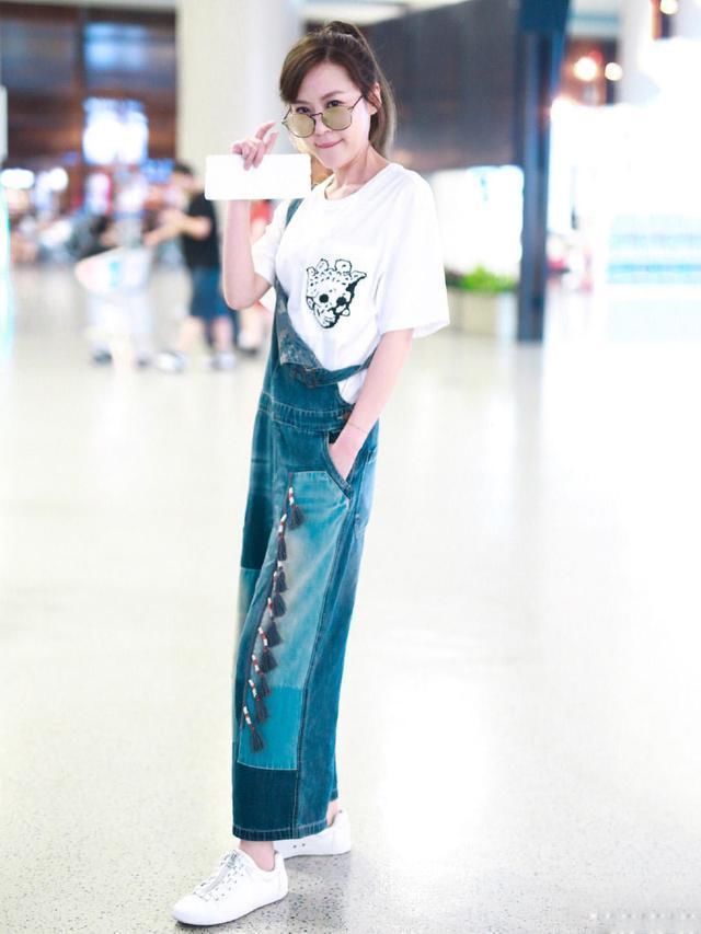 李金铭的上衣真有特色，前面保守后面性感，没个细腰美背真不敢穿