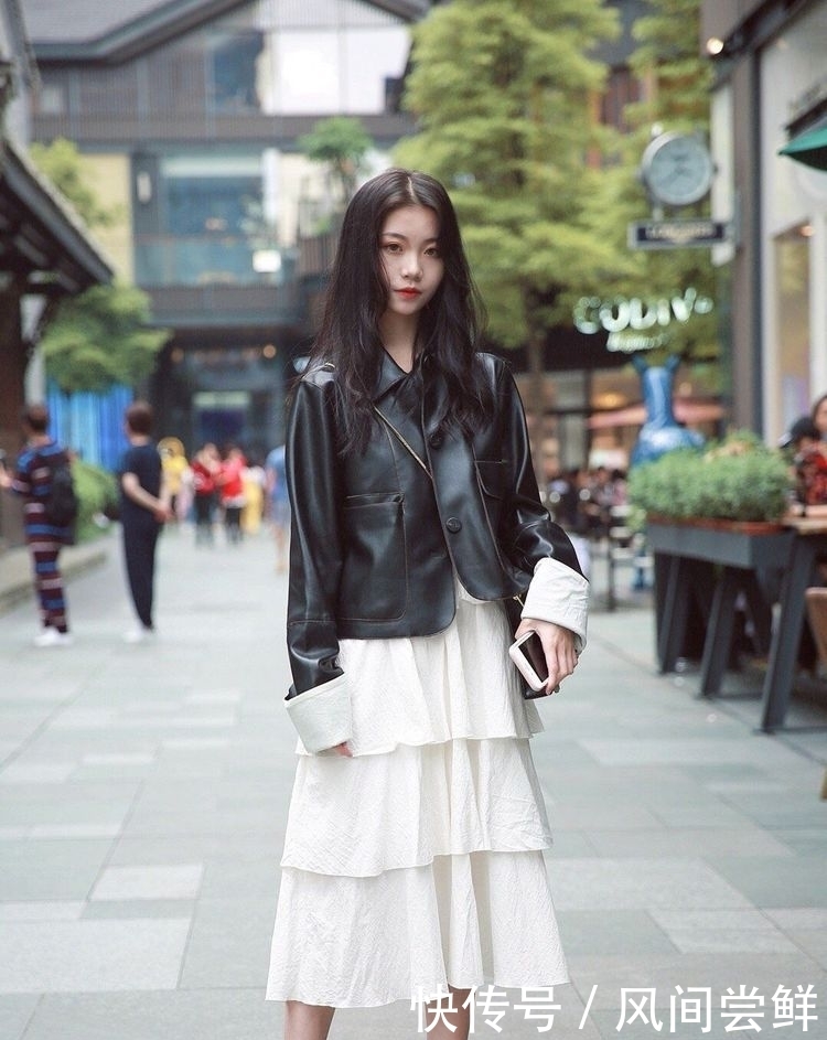 皮肤很|街拍:小姐姐身穿白色长裙,样子非常可爱,很有少女范