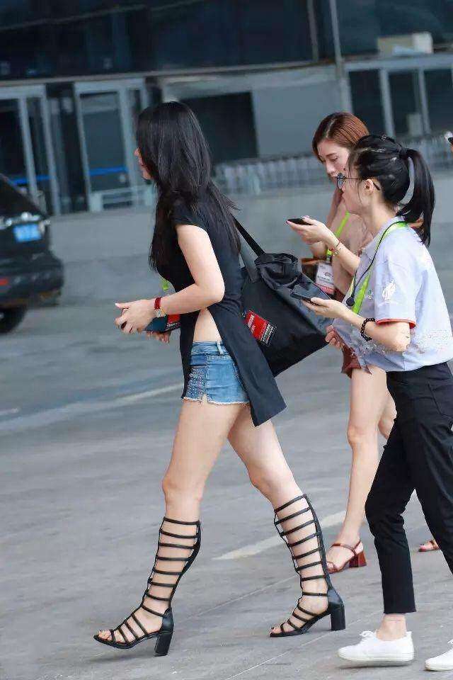 穿紧身牛仔短裤的小姐姐，很好看