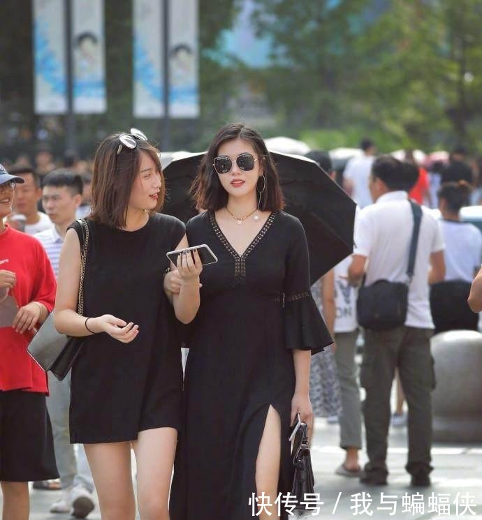 街拍 性感少妇展现曼妙身姿, 玲珑有致十分惹火！