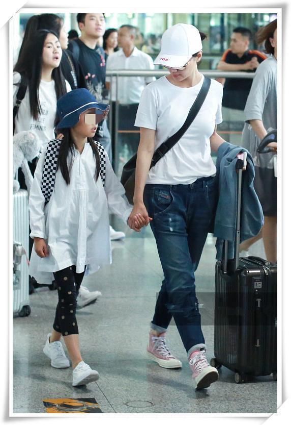 袁泉厉害！白T配仔裤完美展现简约风，网友直呼：重点都在鞋子上