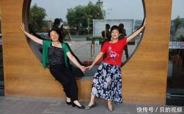 外国人眼中的中国旅游团:一眼就能看出,三个特征“很中国”