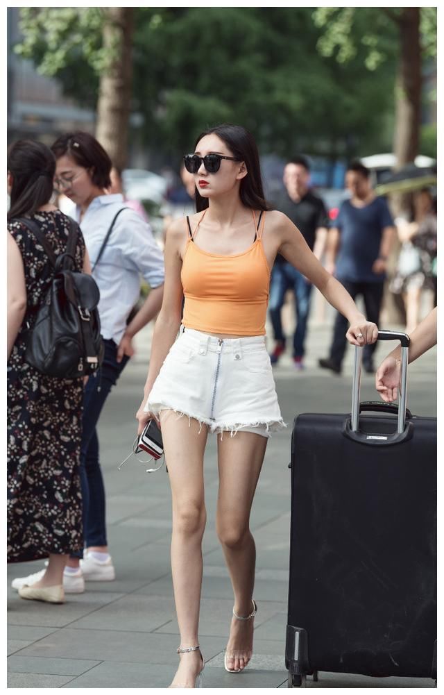 街拍：图1青春靓丽，图4韵味十足，图7身材火辣让人面红心跳