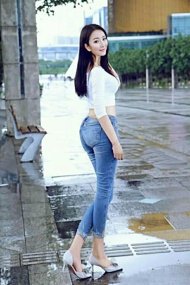 紧身裤享受紧致肌肤触感，知性优雅简约却不简单