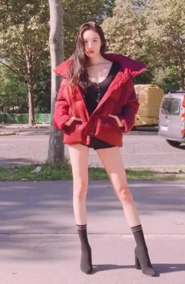 女明星新时尚:泳衣外穿!“第一美腿”李宣美又走在“时尚前沿”