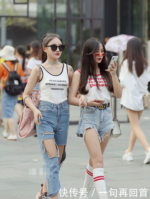 街拍：图五美女穿超短裤，衬衫不系扣“露”出肚脐眼，真是随性！