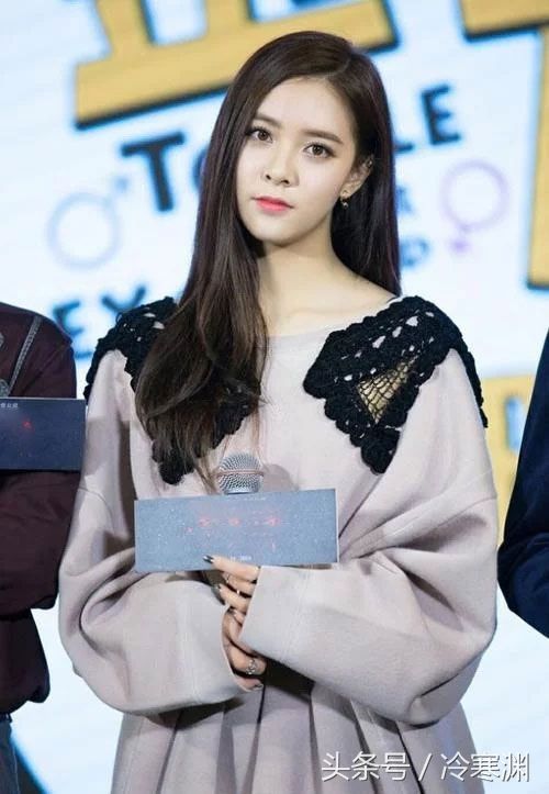 宋妍霏穿恨天高出席活动，脚与地面都快垂直了!感觉在用脚趾走路