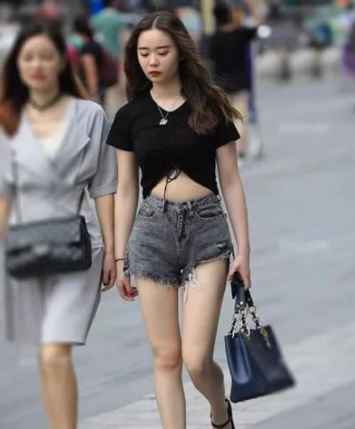  [美女]街拍：倾城倾国的美女，一条黑色开叉裙外搭休闲开衫，时尚气质美