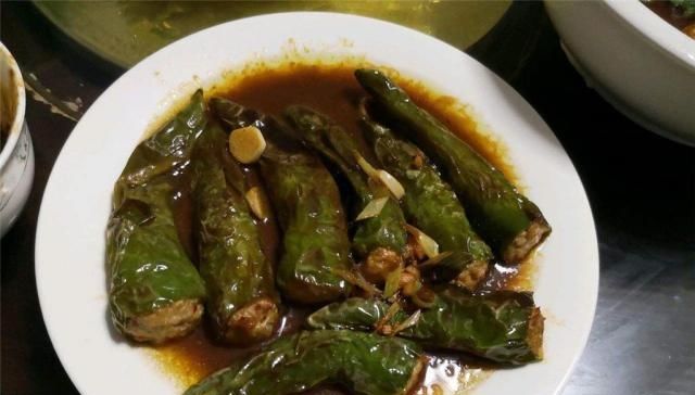  「虎皮」炒虎皮青椒时，是先放油还是青椒？太多人都搞错了，难怪很难吃