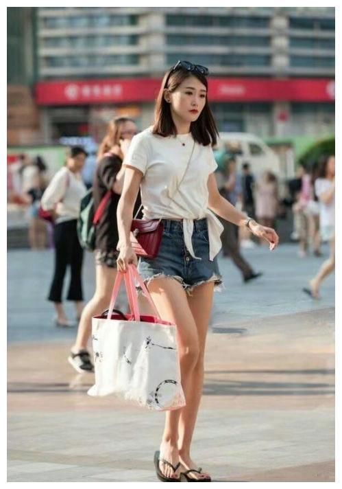 街拍:图九穿露脐装，传说中的“A4腰”，终于见识到了!