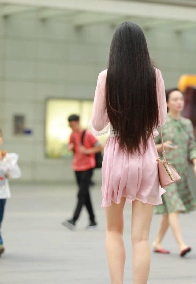  「粉色」街拍美女：小姐姐的的简约风穿搭，一袭粉色连衣裙像极了初恋女神