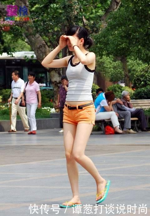 街拍： 搭配超短牛仔裤小姐姐的，身材匀称雪白大腿让她很自信!!