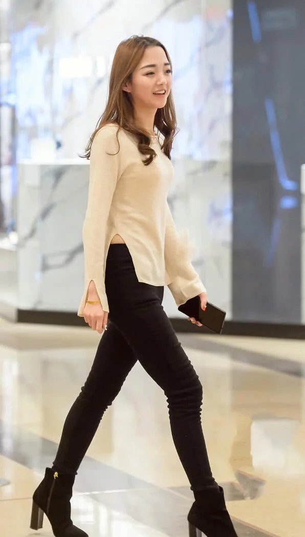 甜美小姐姐修身穿搭勾勒出饱满的胸部，撅起的嘴唇，让人心生怜爱