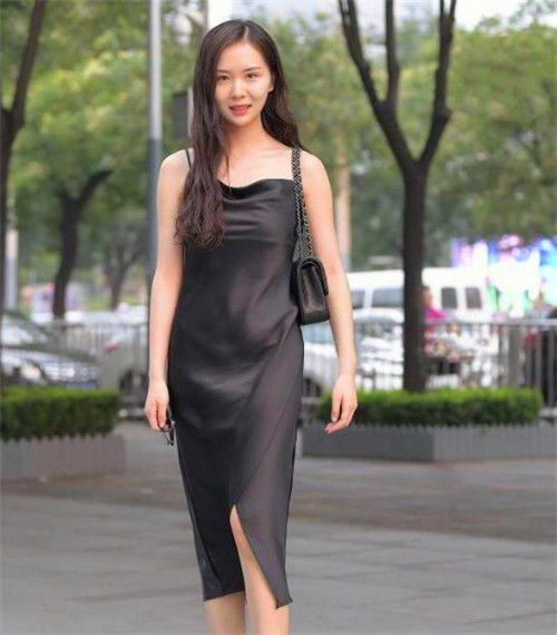 蕾丝:街拍:身材苗条的少女,一条白色蕾丝紧身裙,尽显熟女风采