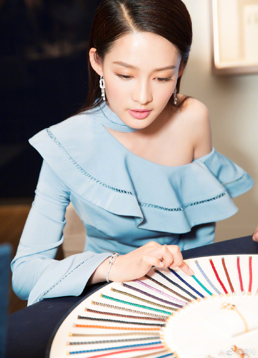 28岁李沁放大招了！身着波点裙性感迷人，网友：这双美腿太抢镜了