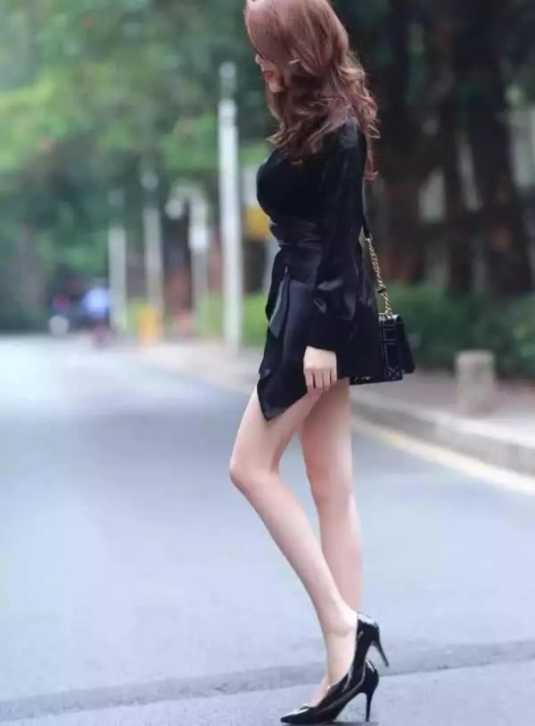 街拍 超短裙美女拥有纤细修长美腿,如果穿上黑丝是否一样迷人