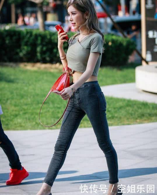 小姐姐双腿修长纤细，牛仔裤的简单搭配，太好看了！