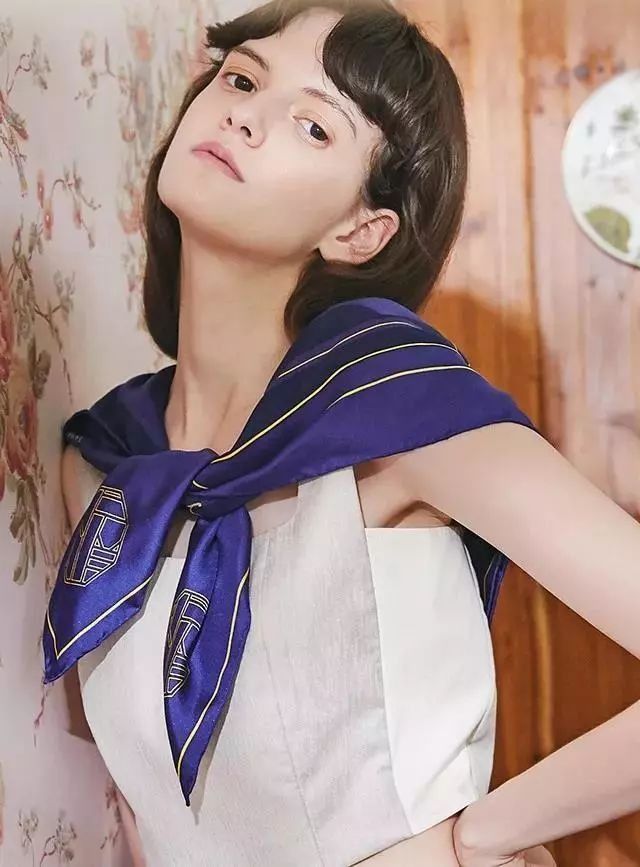 一条丝巾，拯救你无聊的穿搭