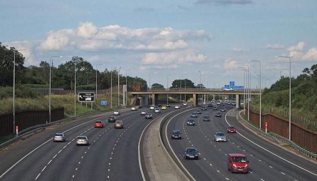  快车道：高速上的三条车道哪条最安全？交警给出了正确答案，你