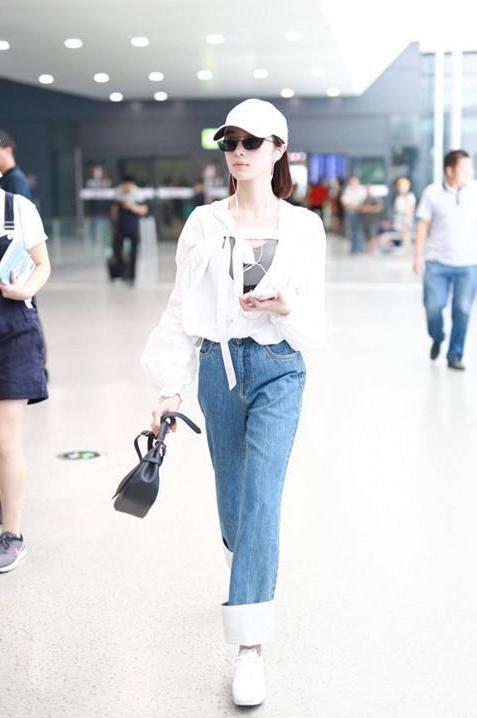 胡冰卿豁出去了！内衣外只穿一件开到肚脐的衬衫，网友：咋红的？