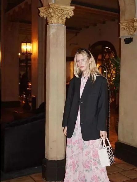  『只见』花裙子好看却难选难穿, 怎样才能不见俗气只见仙?