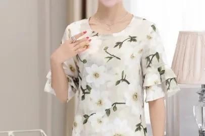  迷人■女人过了50岁,少穿妈妈装,多穿这样的打底小衫,知性迷人